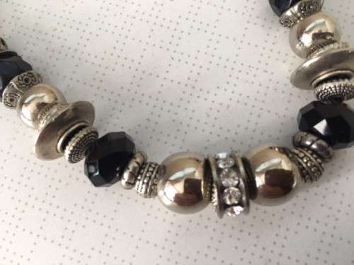 **BEAUTIFUL SILVER AND BLACK NECKLACE-STUNNING DESIGN**