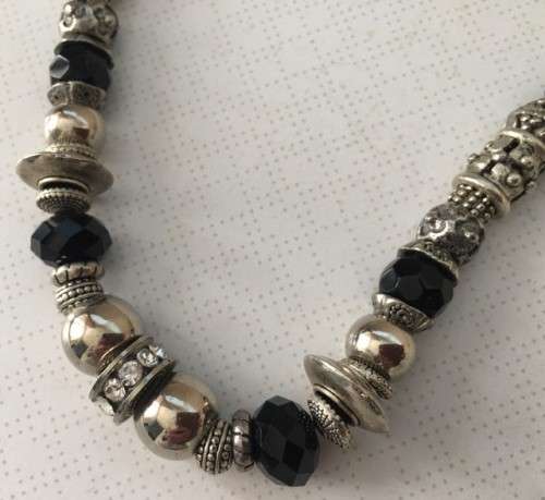 **BEAUTIFUL SILVER AND BLACK NECKLACE-STUNNING DESIGN**