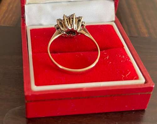 **9CT DIAMOND CLUSTER RING