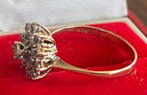 **9CT DIAMOND CLUSTER RING