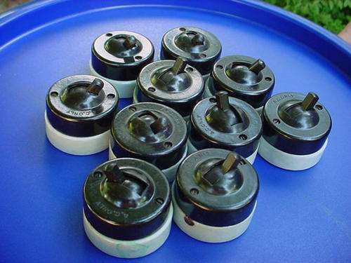 Set of 10 Porcelain & Bakelite electrical light Switches, 1950ties.