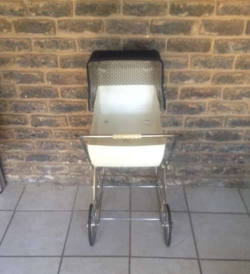 VINTAGE TOY PRAM FOR DOLLS