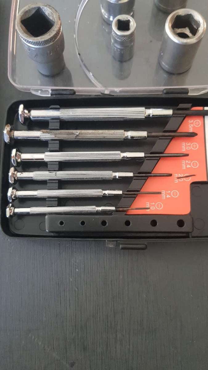 Ratchet wrench plus extension and 5 x sockets size2×12,10,3/8,13 and set of screwdrivers