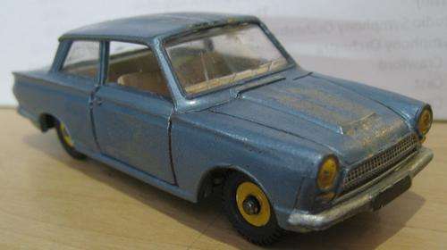 DINKY TOYS  #139 - FORD CONSUL CORTINA