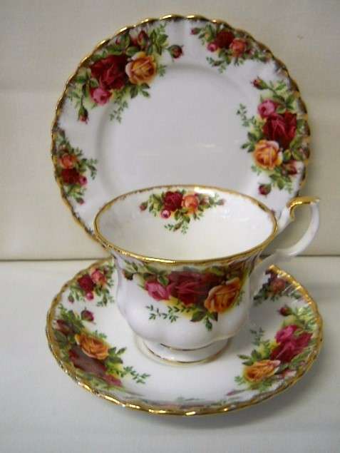 Royal Albert  ''Old Country Roses ''  Trio