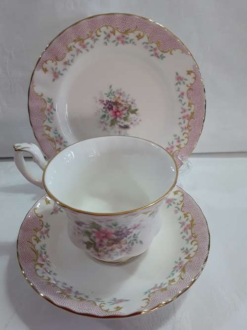 Royal Albert  ''SERENITY''   TRIO