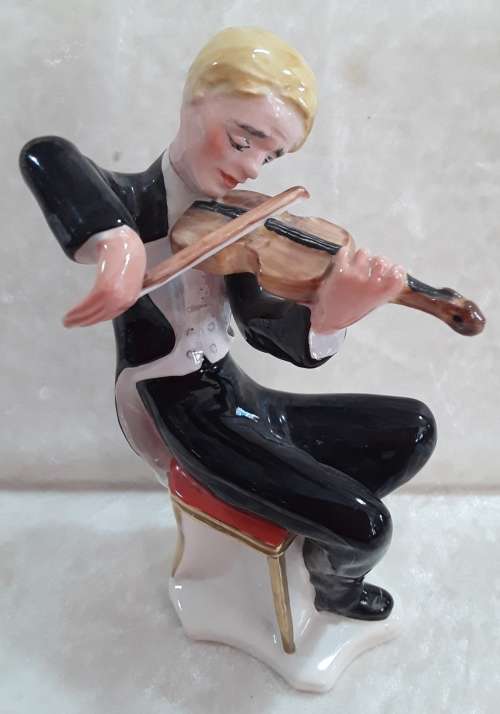 Wedgwood  Group Figures  /  3  Musicians