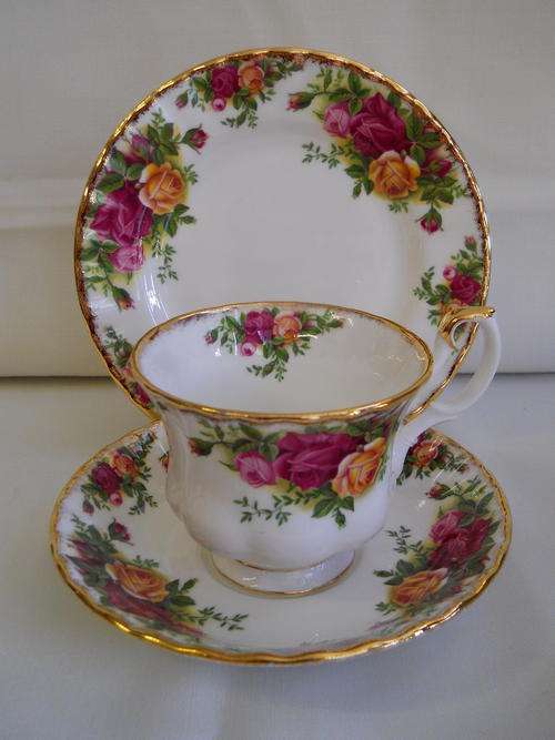 Royal Albert     '' Old Country Roses ''   Trio
