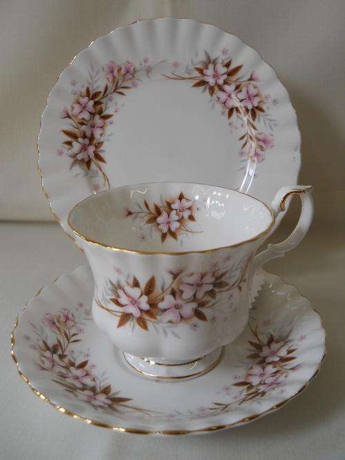 Royal Albert     '' Spring Song ''  Trio
