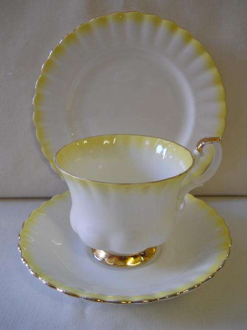 Royal Albert   ''Rainbow''    Trio