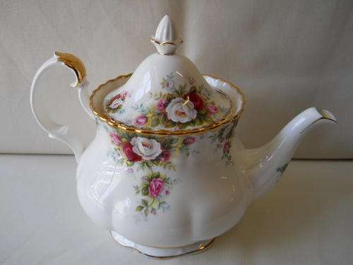 Royal  Albert  ''Celebration''  Tea  Pot