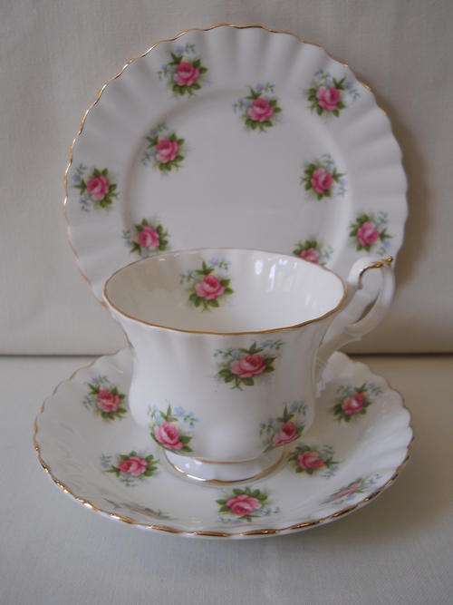 Royal Albert    - Forget-Me-Not  -  Trio
