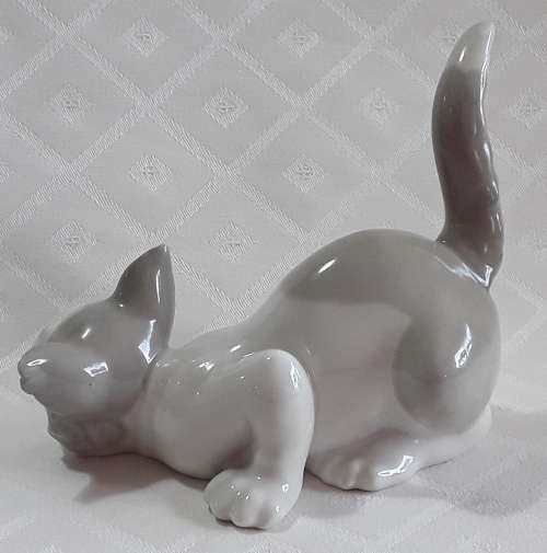 Lladro    Cat   Figure.