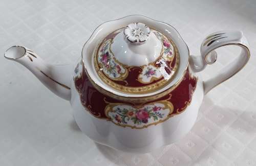 Royal Albert  -  Lady Hamilton  -  Tea Pot