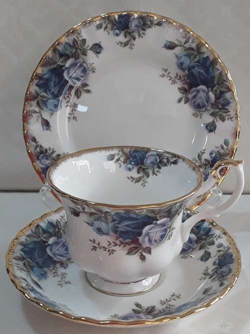 Royal Albert  ''Moonlight Rose''    Trio.