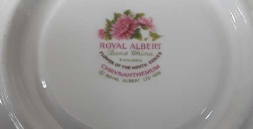 Royal  Albert   ``Flowers  of  the  month``   NOVEMBER  TRIO