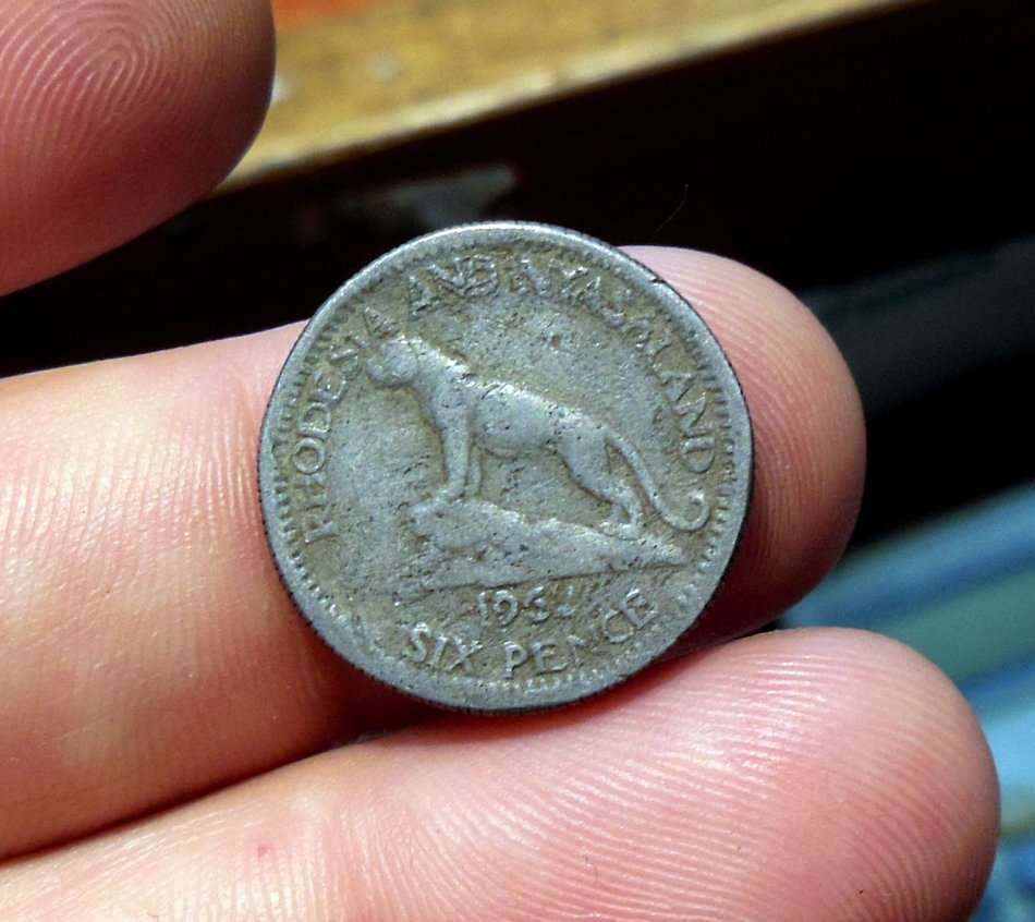 *CRAZY R1 START* 1962 Rhodesia & Nyasaland 6d - *Made from Zinc*