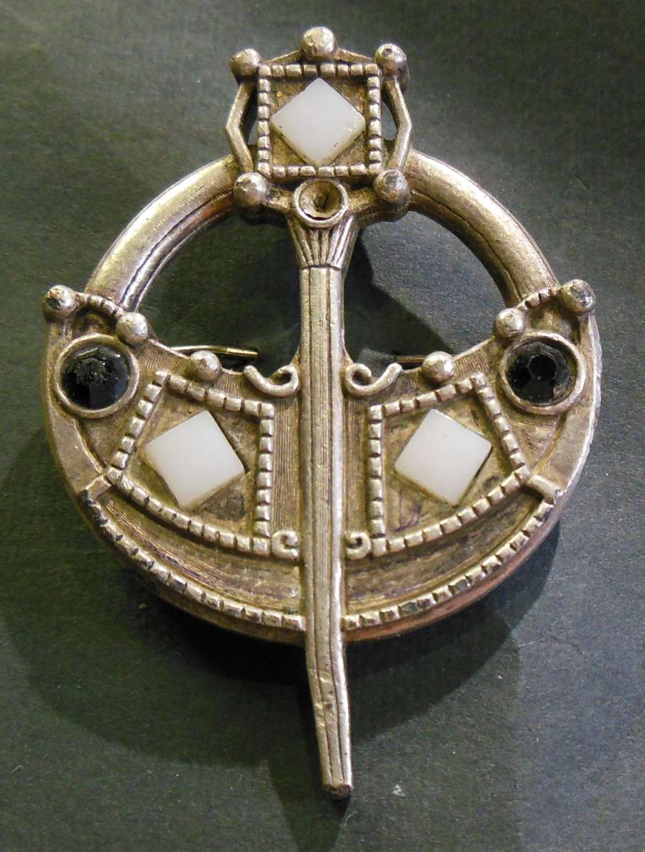 *CRAZY R1 START* Celtic brooch by Miracle