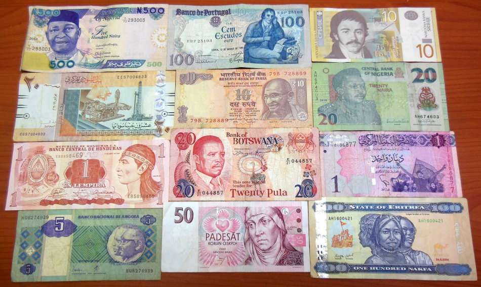 *CRAZY R1 START* Lot of 12 International bank notes - bid per note