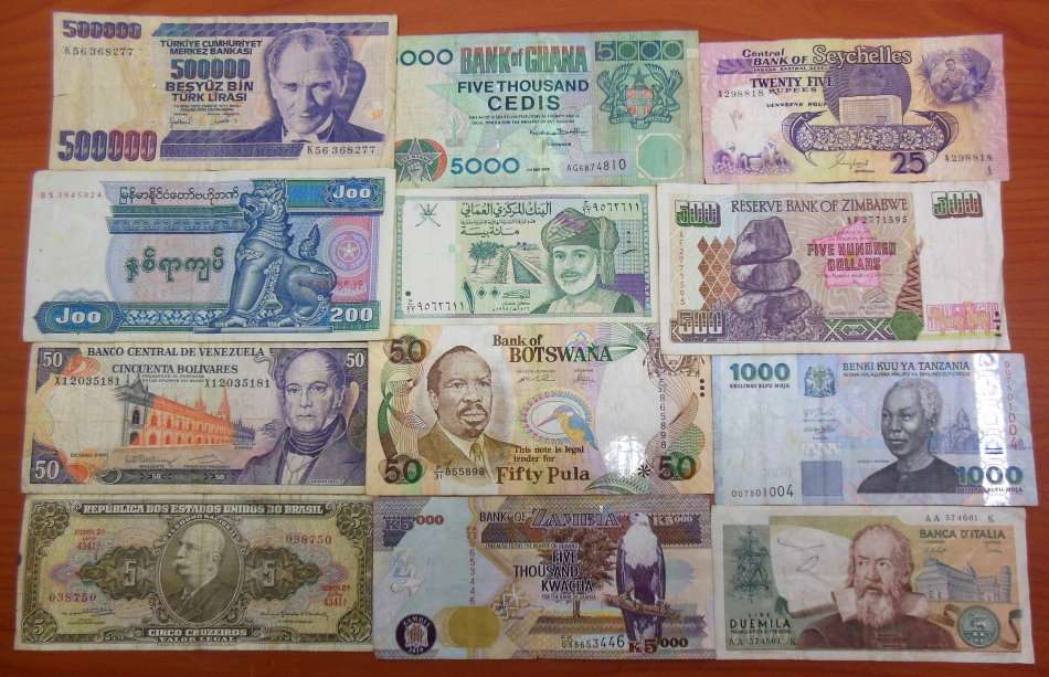 *CRAZY R1 START* Lot of 12 International bank notes - bid per note