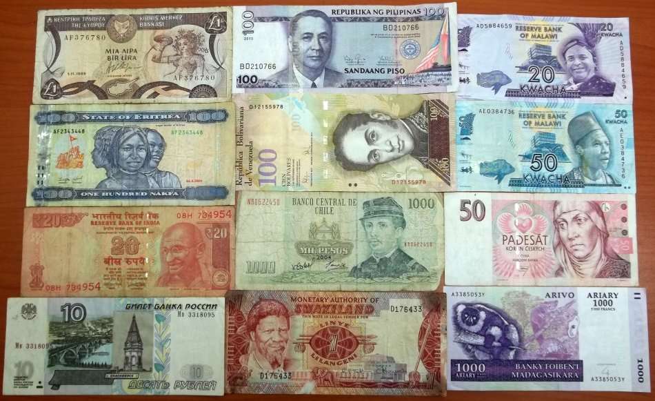 *CRAZY R1 START* Lot of 12 International bank notes - bid per note