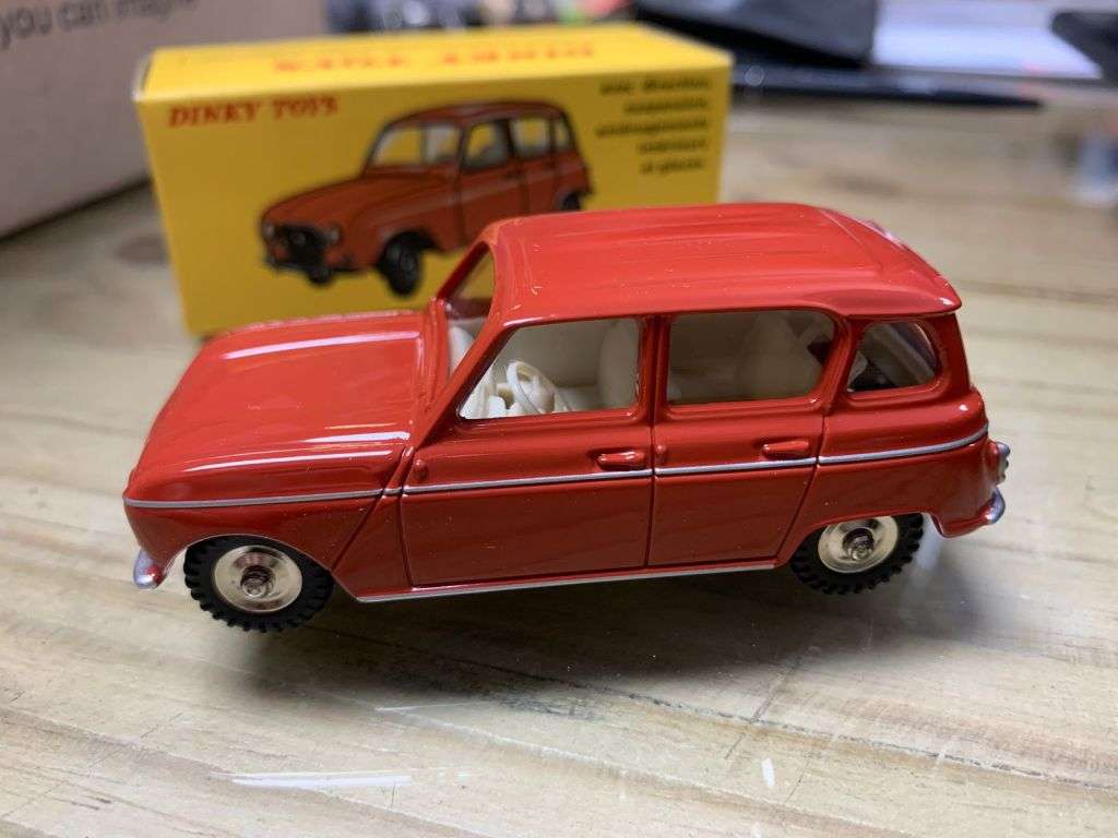 **R1 Auction**  DINKY TOYS Renault 4L-China