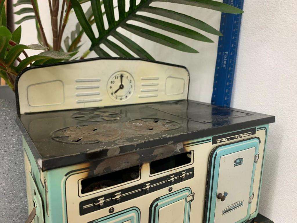 1950 Mettoy Stove Toy With Pots