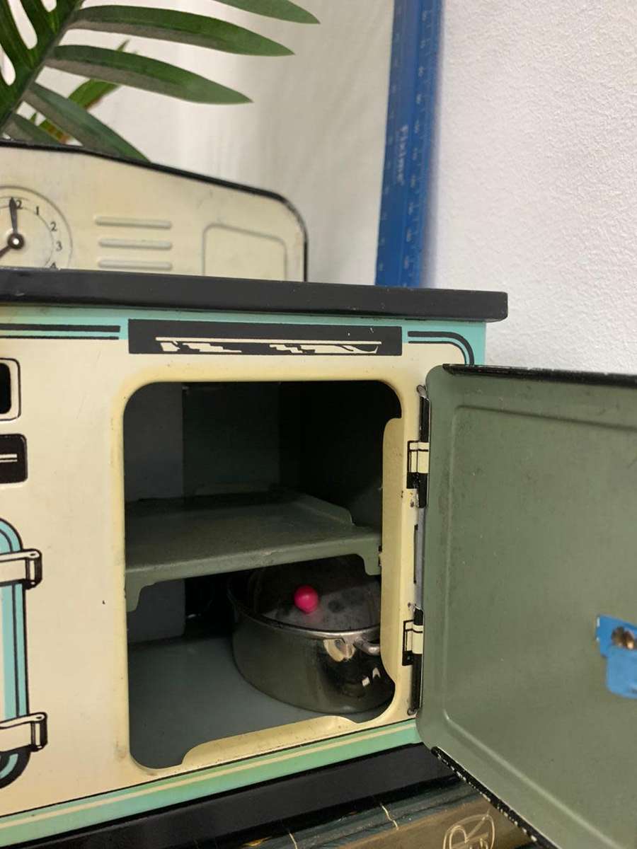 1950 Mettoy Stove Toy With Pots