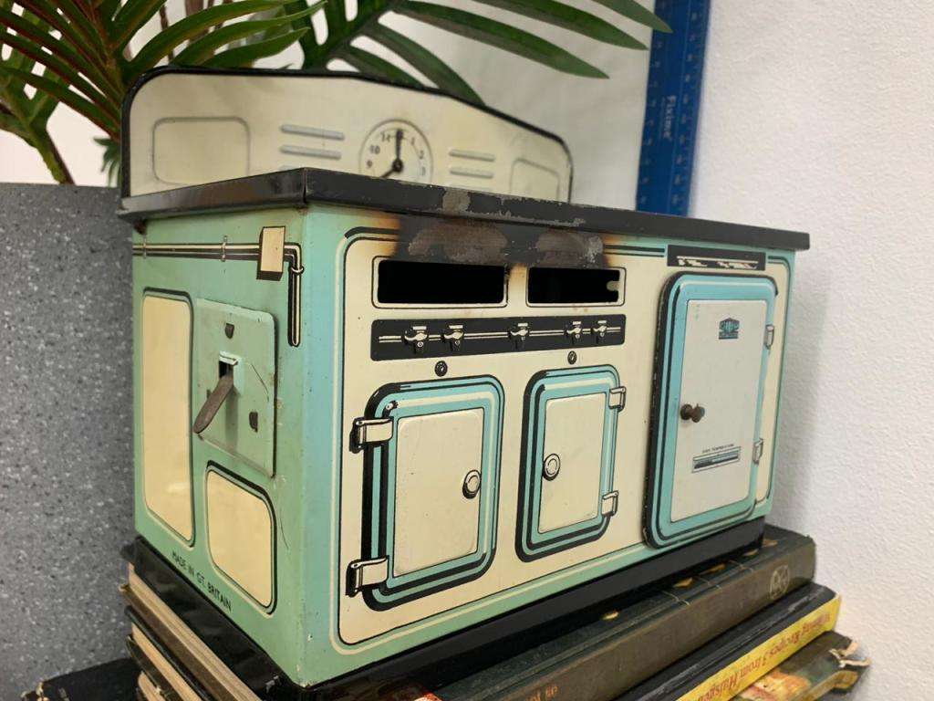 1950 Mettoy Stove Toy With Pots