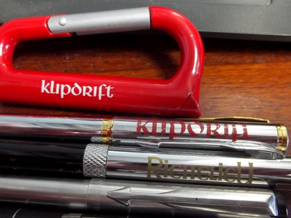 **R1 Auction** Klipdrift & Other 7x Pens and Keyholder