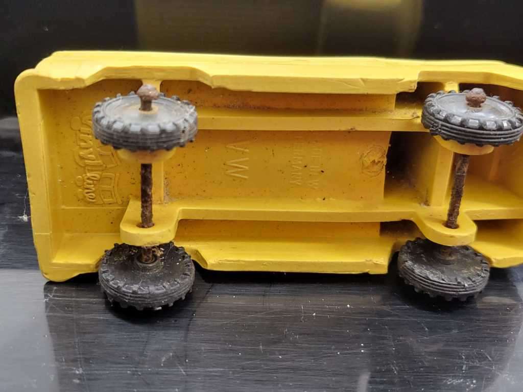 *R1 Auction* VINYL LINE Germany  Volkswagen VW  Pick-Up  Yellow Rubber Car