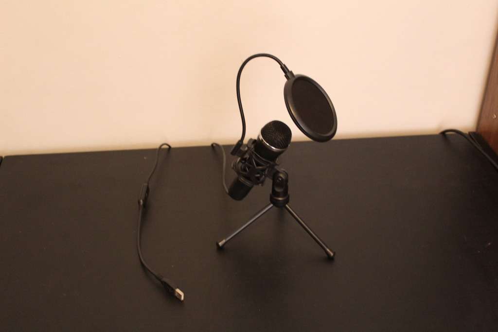Logitech Konami Mic and Mic Stand With Pop Filter Streamer Setup