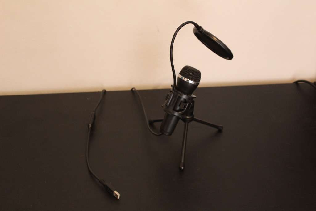 Logitech Konami Mic and Mic Stand With Pop Filter Streamer Setup