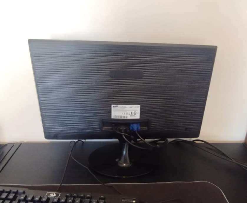 23` LED Monitor S23B300B 60Hz 16:9 (1920x1080) For Sale