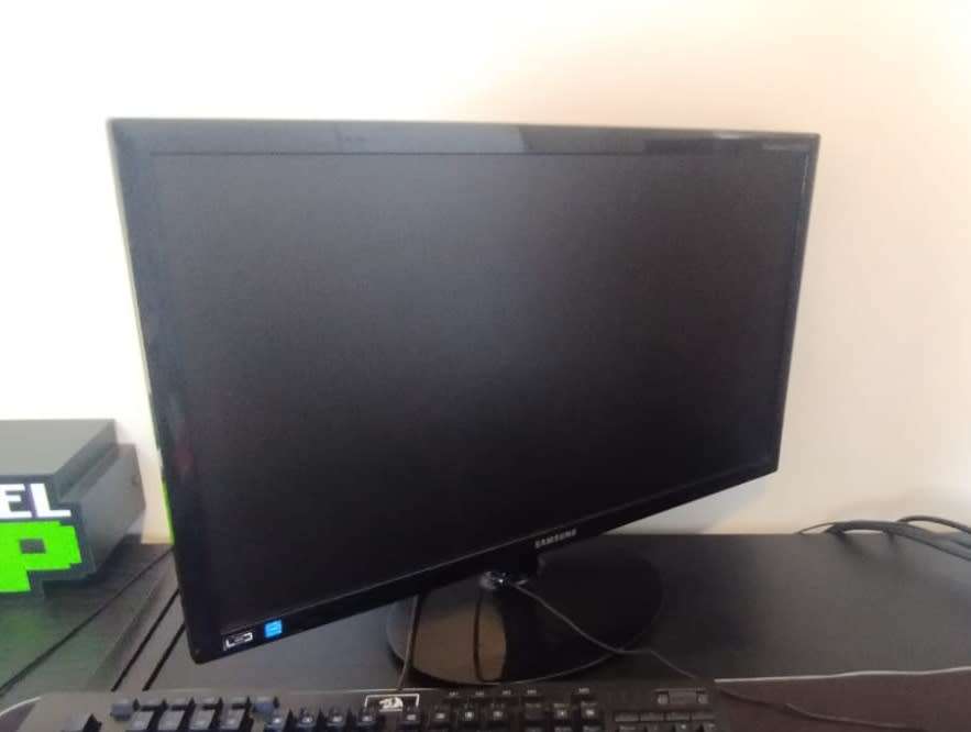 23` LED Monitor S23B300B 60Hz 16:9 (1920x1080) For Sale