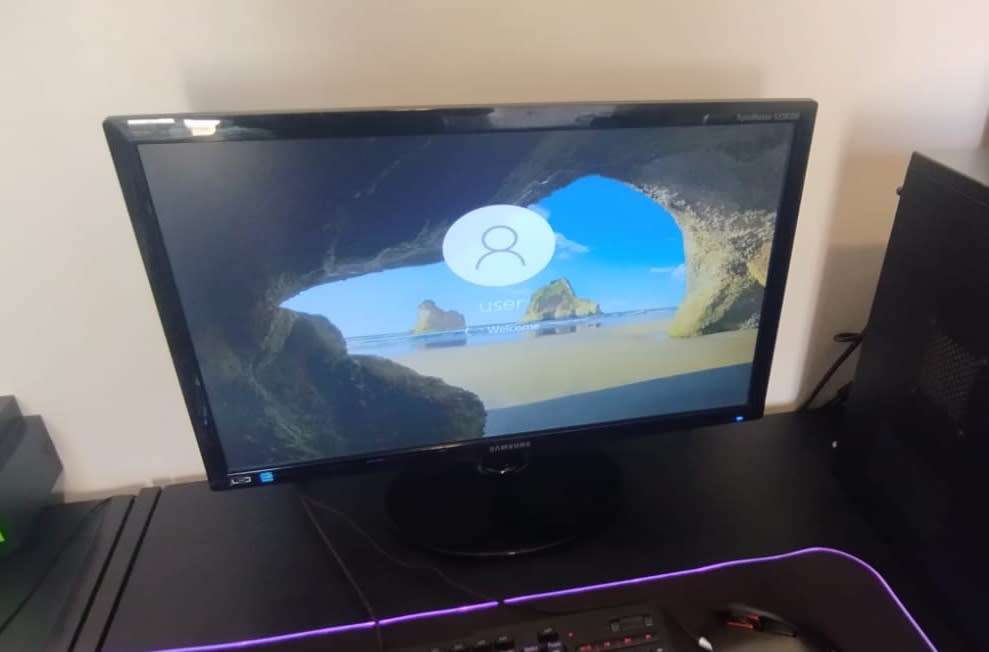 23` LED Monitor S23B300B 60Hz 16:9 (1920x1080) For Sale