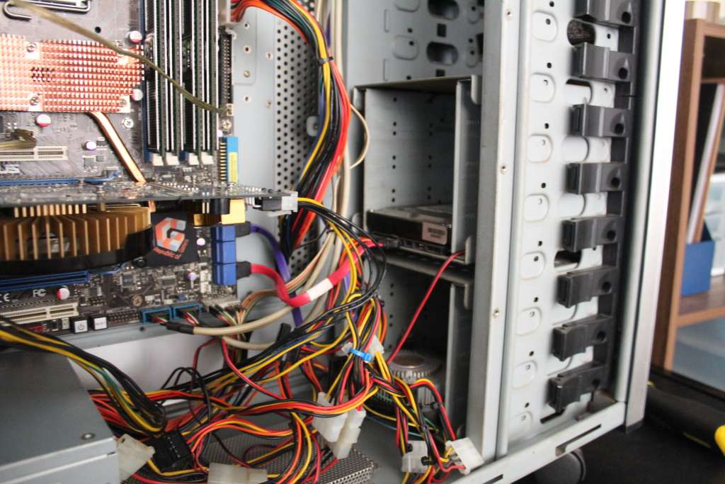 Valuable Untested Or Faulty PC (Core2Quad Q9400, 4GB DDR2, GT 8800 512MB, 600W PSU, CM Stacker Case)