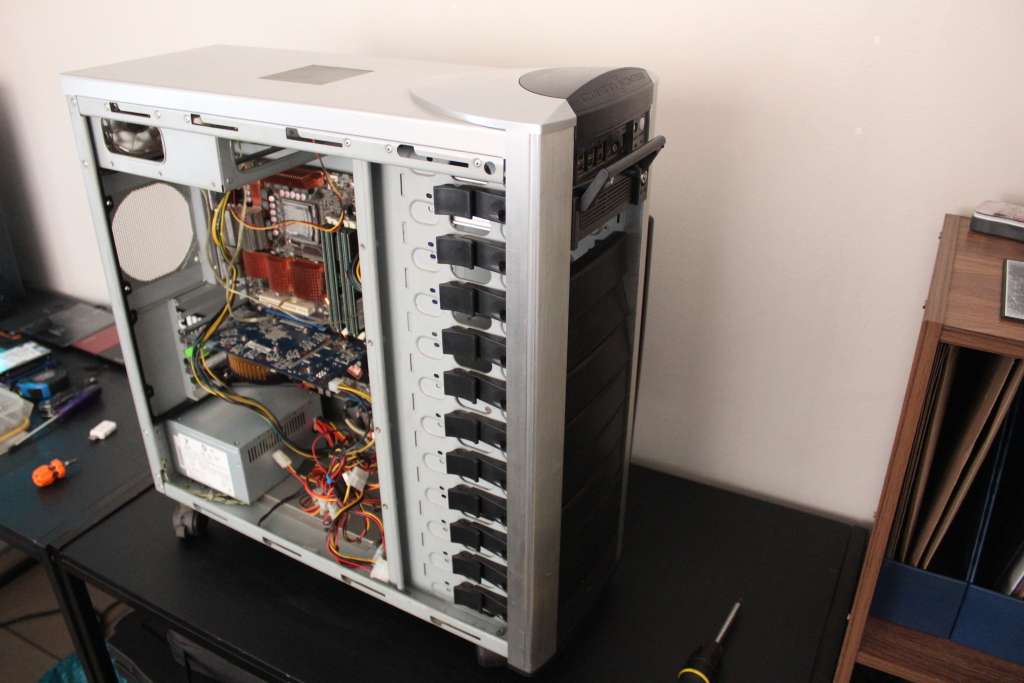 Valuable Untested Or Faulty PC (Core2Quad Q9400, 4GB DDR2, GT 8800 512MB, 600W PSU, CM Stacker Case)