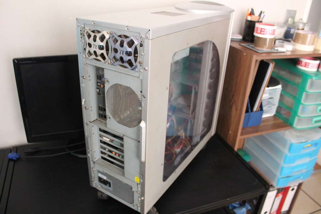 Valuable Untested Or Faulty PC (Core2Quad Q9400, 4GB DDR2, GT 8800 512MB, 600W PSU, CM Stacker Case)