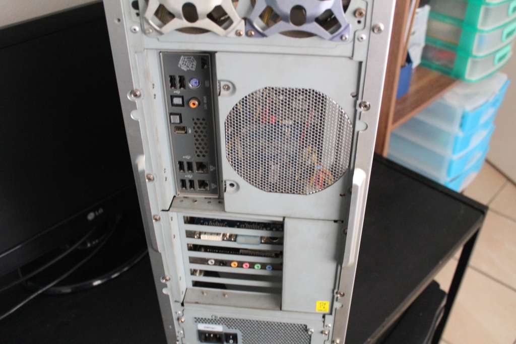 Valuable Untested Or Faulty PC (Core2Quad Q9400, 4GB DDR2, GT 8800 512MB, 600W PSU, CM Stacker Case)