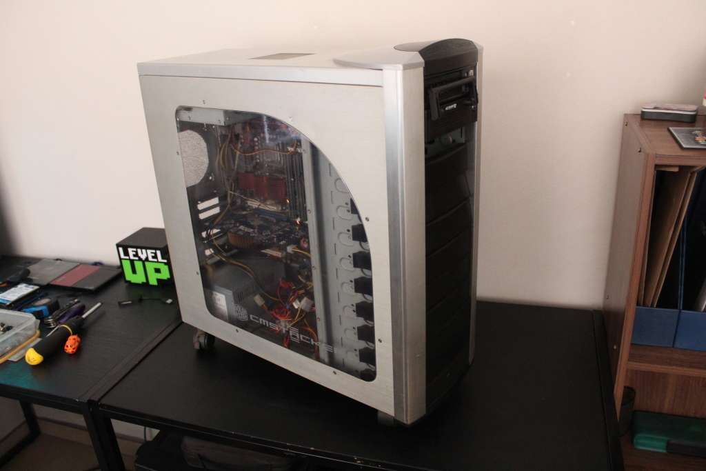 Valuable Untested Or Faulty PC (Core2Quad Q9400, 4GB DDR2, GT 8800 512MB, 600W PSU, CM Stacker Case)