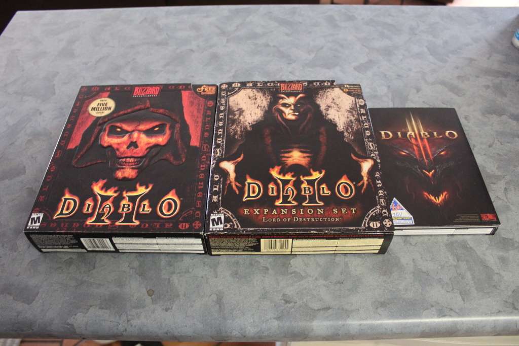VERY RARE Diablo II Collectors Edition Box Set + Free Diablo III (PC)