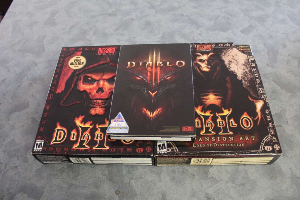 VERY RARE Diablo II Collectors Edition Box Set + Free Diablo III (PC)