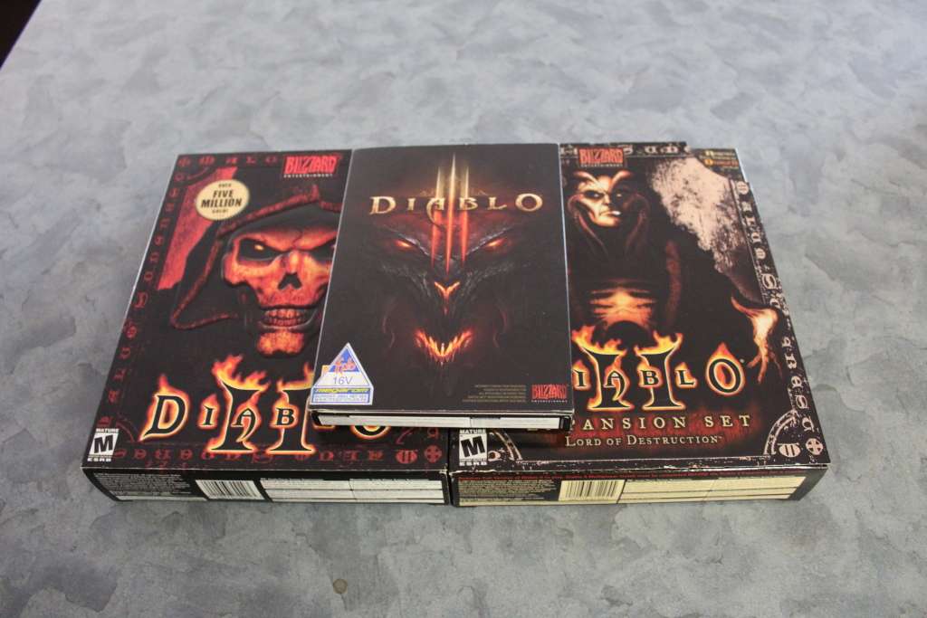 VERY RARE Diablo II Collectors Edition Box Set + Free Diablo III (PC)