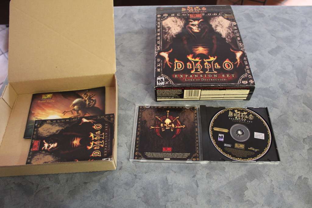 VERY RARE Diablo II Collectors Edition Box Set + Free Diablo III (PC)