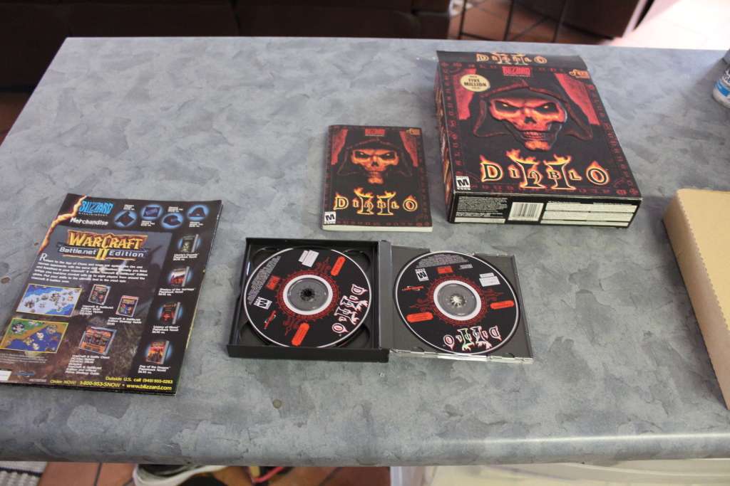 VERY RARE Diablo II Collectors Edition Box Set + Free Diablo III (PC)