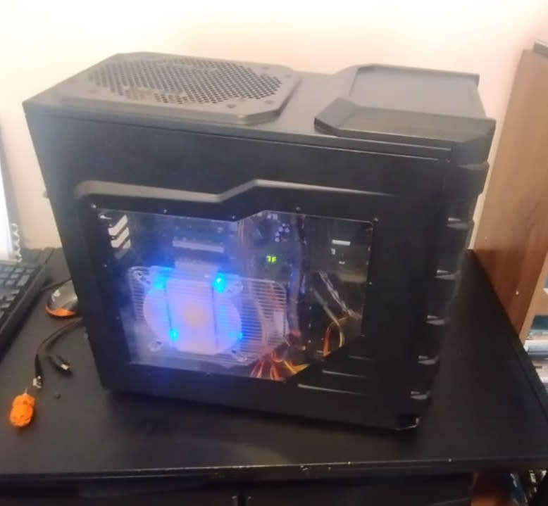 Valuable Faulty PC (Intel Core2 Q6600 Quad CPU, 4 GB DDR2 RAM, 600W PSU, Coolermaster HAF Case)