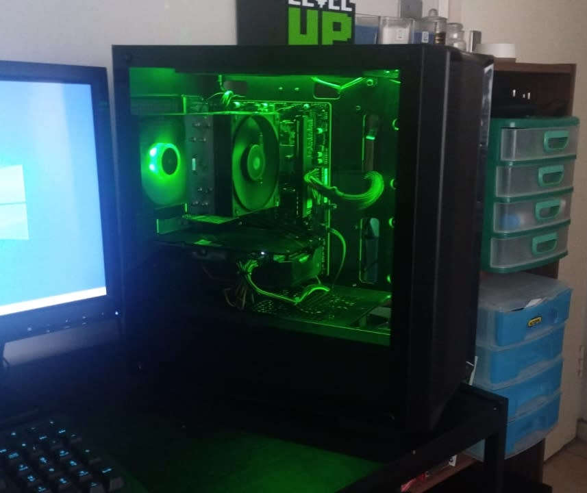 Ryzen 7 3700X, 1660 TI 6GB, 16GB DDR4 3200, 256 NVME SSD, 512 SSD, 2TB HDD, +Extras