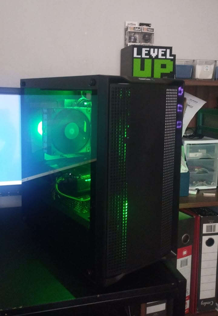 Ryzen 7 3700X, 1660 TI 6GB, 16GB DDR4 3200, 256 NVME SSD, 512 SSD, 2TB HDD, +Extras