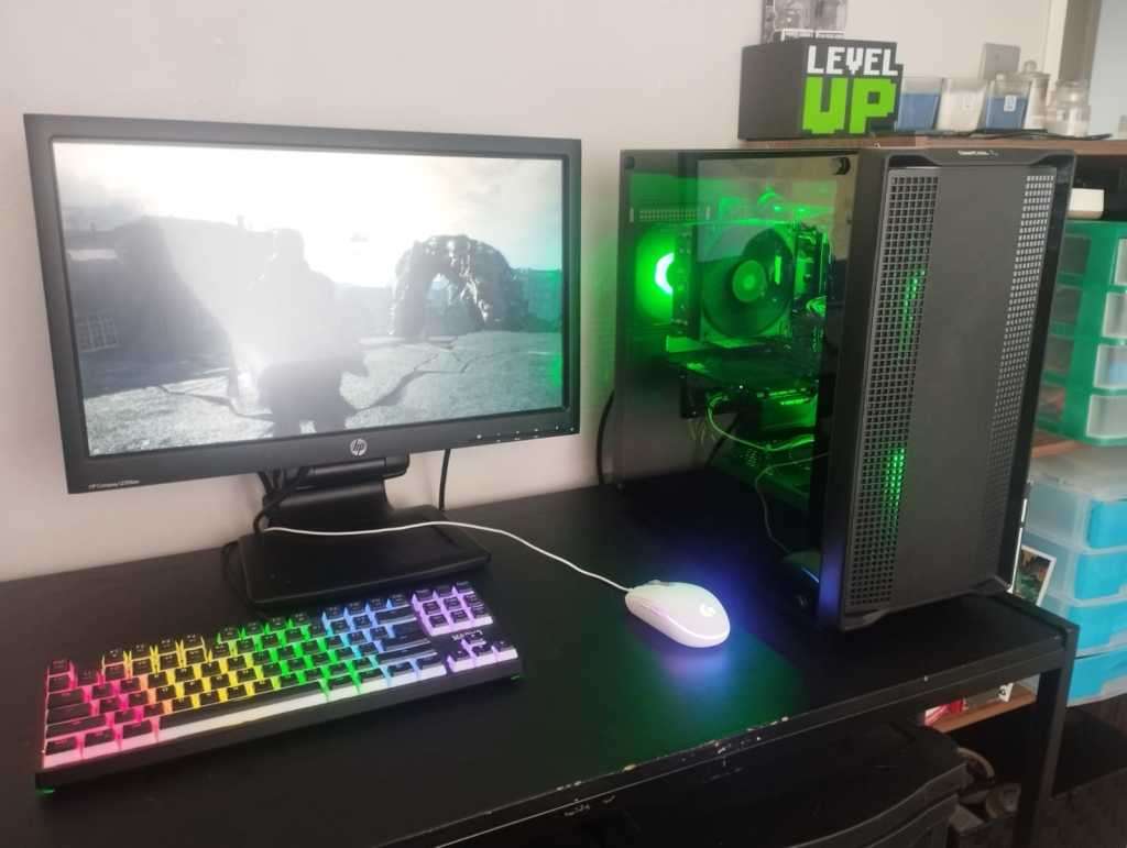 Ryzen 7 3700X, 1660 TI 6GB, 16GB DDR4 3200, 256 NVME SSD, 512 SSD, 2TB HDD, +Extras